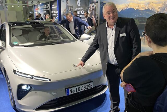 Auf einer Fachmesse in Frankfurt stellte Andreas Brodhage vor Kurzem die Kooperationen mit einem chinesischen Hersteller von E-Autos vor.