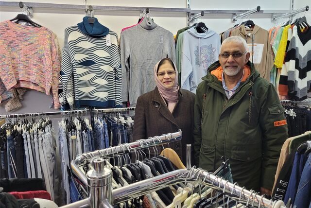 Shamim (li.) und Mansur Ahmad in ihrem Textilgeschäft an der Stimbergstraße 100 in Oer-Erkenschwick.