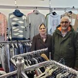 Shamim (li.) und Mansur Ahmad in ihrem Textilgeschäft an der Stimbergstraße 100 in Oer-Erkenschwick.