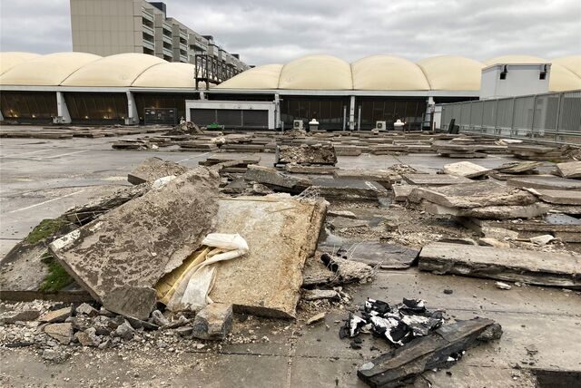 Auf dem maroden Karstadt-Parkdeck sollen 250 Stellplätze neu entstehen. Doch die Sanierung kommt nicht voran.