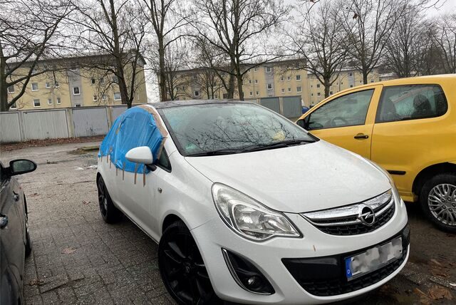 Ein Opel Corsa mit eingeschlagener Seitenscheibe.
