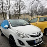 Ein Opel Corsa mit eingeschlagener Seitenscheibe.