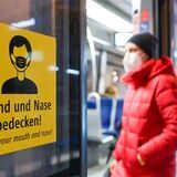 Eine Frau betritt mit FFP2-Maske eine Straßenbahn.