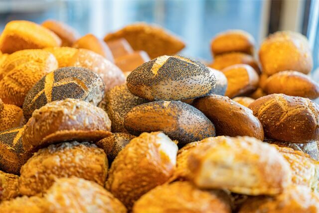 Ein Haufen frischer Brötchen (Symbolbild).