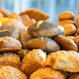 Ein Haufen frischer Brötchen (Symbolbild).