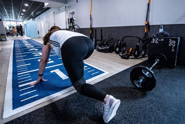 Eine Frau trainiert in einem Fitnessstudio.