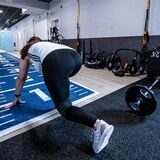 Eine Frau trainiert in einem Fitnessstudio.