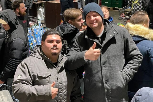 Die ersten haben ihren Einkauf gemacht – bei Scheidings Lagerverkauf in Dortmund Oestrich gabs ab Mitternacht die ersten Silvester-Knaller.