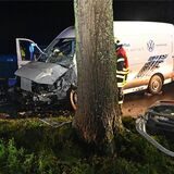 Transporter fährt bei Unfall in Dorsten gegen einen Baum.