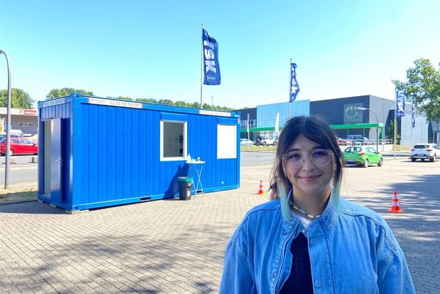 Die Studentin Yeliz Dana vor der Drive-In-Teststelle an der Auguststraße in Oer-Erkenschwick.