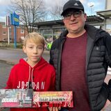 Mike (r.) und Nico Dombrowsky haben am Donnerstagvormittag in Dorsten Feuerwerk für die Silvesternacht gekauft.