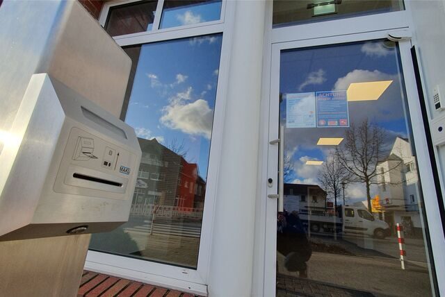 Der neue Geldautomaten-Standort der Volksbank in Disteln: Der erste Sicherheitsmechanismus befindet sich schon draußen vor der Tür. Diese öffnet sich nur, wenn man die Karte einschiebt.