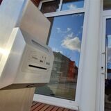 Der neue Geldautomaten-Standort der Volksbank in Disteln: Der erste Sicherheitsmechanismus befindet sich schon draußen vor der Tür. Diese öffnet sich nur, wenn man die Karte einschiebt.