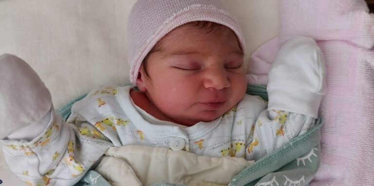 Die kleine Liyana Uzun ist das erste Baby, das 2022 in Dortmund geboren wurde.