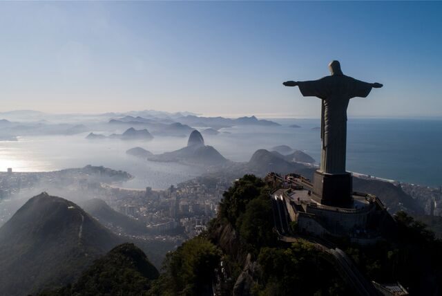 Luftaufnahme der Statue «Cristo Redentor» (Christus der Erlöser) in Rio de Janeiro/Brasilien.