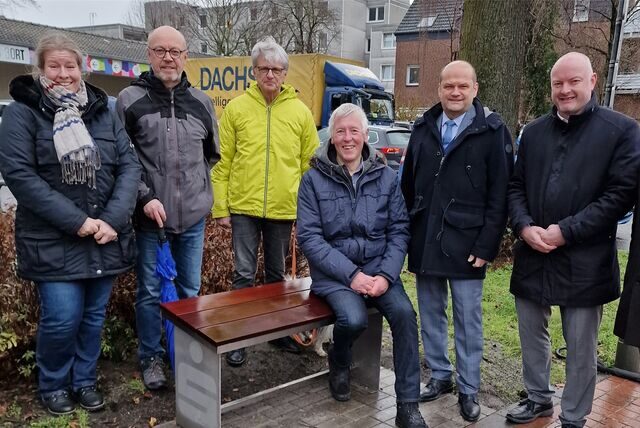 An drei Stellen in Waltrop sind jetzt neue Hocker installiert worden – hier ein Bild von der Ziegeleistraße, wo Mitarbeiter der Stadtverwaltung, Vertreter der Sparkasse Vest und der Volksbank in Waltrop als Sponsoren und Mitglieder des Seniorenbeirats beim „Probesitzen“.