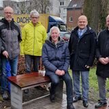 An drei Stellen in Waltrop sind jetzt neue Hocker installiert worden – hier ein Bild von der Ziegeleistraße, wo Mitarbeiter der Stadtverwaltung, Vertreter der Sparkasse Vest und der Volksbank in Waltrop als Sponsoren und Mitglieder des Seniorenbeirats beim „Probesitzen“.
