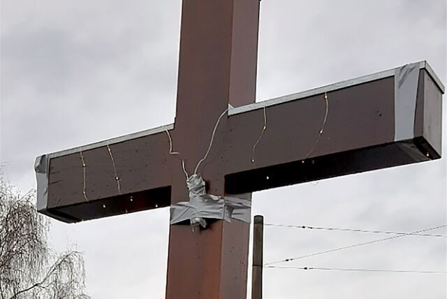 Unbekannte haben eine Lichterkette an dieses Wegekreuz in Oer-Erkenschwick gehängt – und mit Panzerband festgeklebt.