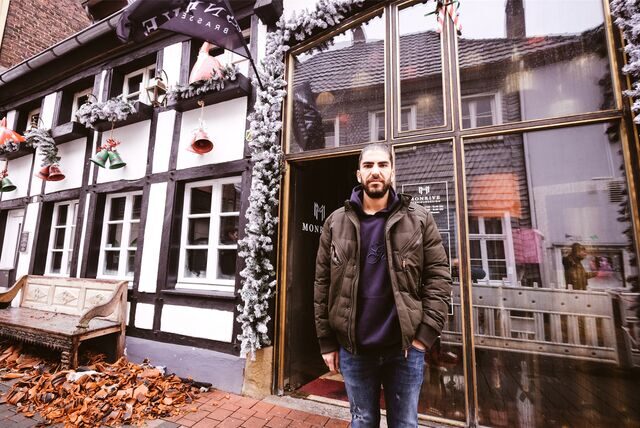 Ziya Dindar steht vor der Brasserie „Monrive“.