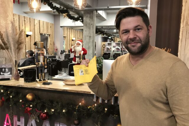 Er hat schon seine dritte Impfung – und der Dorstener Friseurmeister Sebastian Haferkampf will mit einer bundesweit einmaligen Aktionen in seinem Friseursalon dafür sorgen, dass sich noch mehr Bürger impfen lassen.
