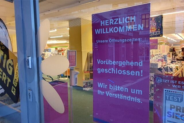 „Vorübergehend geschlossen!“ heißt es auf dem Schild an der Eingangstür. Die ist verriegelt – aber im Laden brennt Licht.