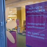 „Vorübergehend geschlossen!“ heißt es auf dem Schild an der Eingangstür. Die ist verriegelt – aber im Laden brennt Licht.