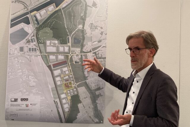Marls Kämmerer und gate.ruhr-Geschäftsführer Michael Dinklage erklärt auf einer Karte das Industrieprojekt gate.ruhr.