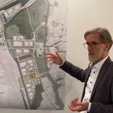 Marls Kämmerer und gate.ruhr-Geschäftsführer Michael Dinklage erklärt auf einer Karte das Industrieprojekt gate.ruhr.