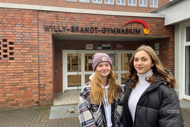 Emily Hänsch und Greta Bärwaldt stehen vor dem Willy-Brandt-Gymnasium. Sie haben die Aktion „Rent a Abiturient“ nach Oer-Erkenschwick gebracht.