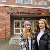 Emily Hänsch und Greta Bärwaldt stehen vor dem Willy-Brandt-Gymnasium. Sie haben die Aktion „Rent a Abiturient“ nach Oer-Erkenschwick gebracht.