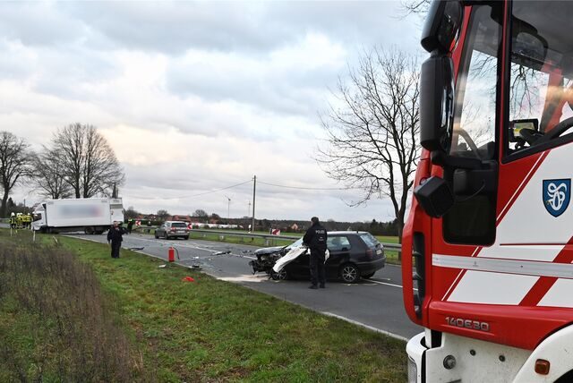 Feuerwehrfahrzeuge und Rettungswagen stehen auf der B58 in Hullern.