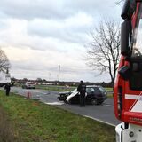 Feuerwehrfahrzeuge und Rettungswagen stehen auf der B58 in Hullern.