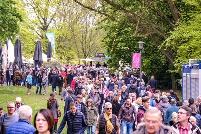 Menschenmassen am 1. Mai 2022 auf dem grünen Hügel in Recklinghausen