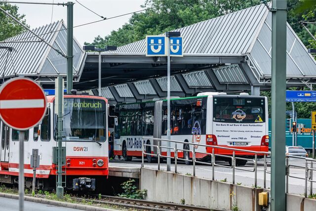 An der Haltestelle Schulte Rödding halten Busse und Bahnen von DSW21. Sie zu nutzen, wird ab dem 1. Januar teurer. Unsere Tabelle zeigt die neuen und alten Preise im Vergleich. (Symbolbild)