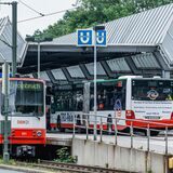 An der Haltestelle Schulte Rödding halten Busse und Bahnen von DSW21. Sie zu nutzen, wird ab dem 1. Januar teurer. Unsere Tabelle zeigt die neuen und alten Preise im Vergleich. (Symbolbild)