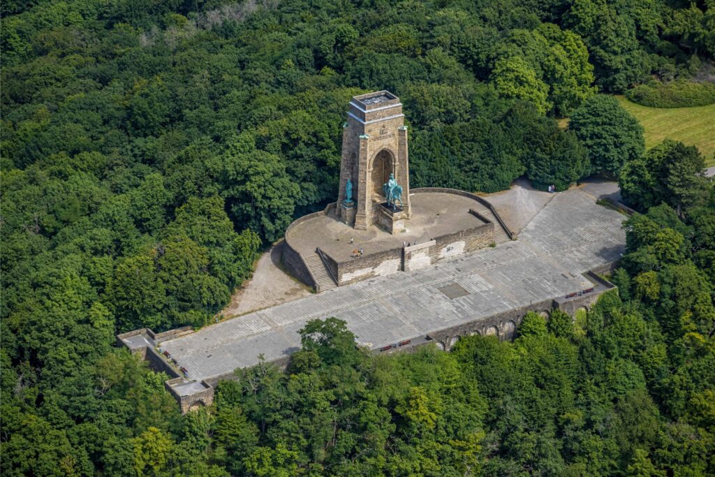 Luftbild des Kaiser-Wilhelm-Denkmals auf der Hohensyburg in Dortmund. Luftbild des Kaiser-Wilhelm-Denkmals auf der Hohensyburg in Dortmund.