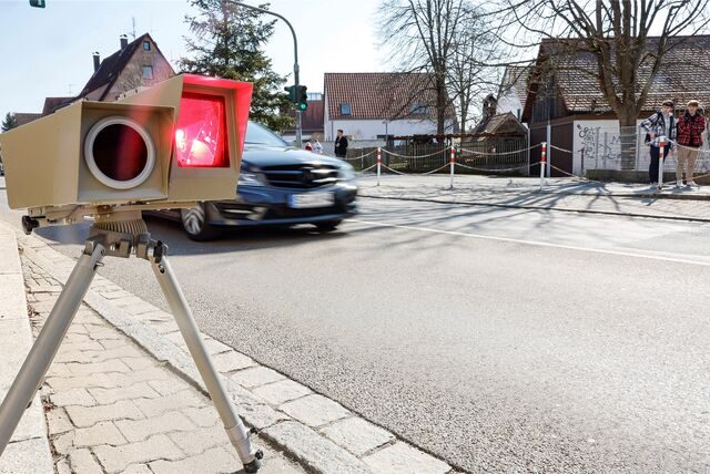 Ein Blitzer am Straßenrand.