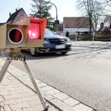 Ein Blitzer am Straßenrand.