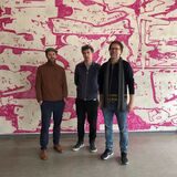 Haben die Ausstellung ins Leben gerufen: die Initiatoren Sebastian Freytag (li.) und Georg Elben (re.) stehen mit Künstler Christian Freudenberger vor seinem Wandbild.
