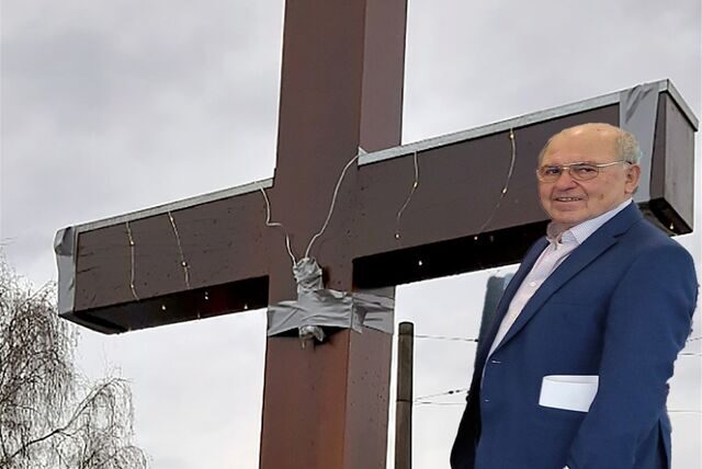 Heimatvereinsvorsitzender Jürgen Meinders vor dem neuen Wegekreuz am Zugang zum „Medicum“ in Oer.