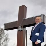 Heimatvereinsvorsitzender Jürgen Meinders vor dem neuen Wegekreuz am Zugang zum „Medicum“ in Oer.