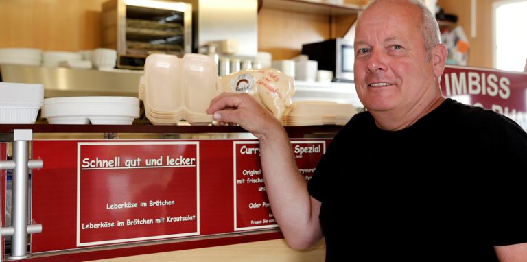 Gerd Große-Büning vom Imbiss „Esspunkt“ befürchtet Mehrkosten, wenn Plastik-Einwegverpackungen nicht mehr zur Verfügung stehen.