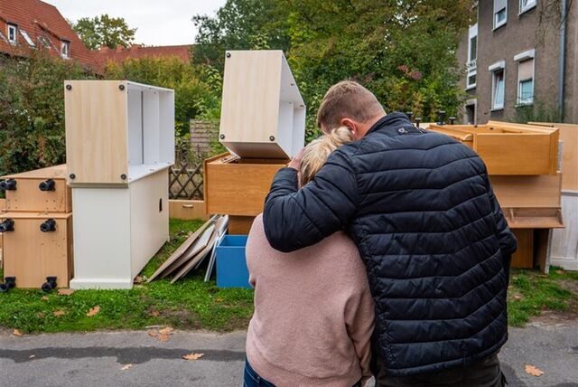 Die Möbel konnten sie nirgends mehr unterstellen. Ein Paar aus Drewer kämpft mit den Tränen. Es muss mit fünf Kindern aus der eigenen Wohnung raus.
