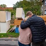 Die Möbel konnten sie nirgends mehr unterstellen. Ein Paar aus Drewer kämpft mit den Tränen. Es muss mit fünf Kindern aus der eigenen Wohnung raus.
