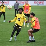 Rodney Elongo-Yombo und Guille Bueno schauen auf den Ball.