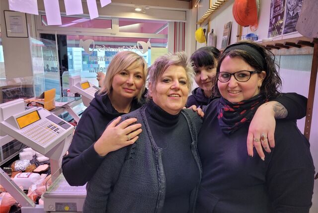 Iris Rasch (2.v.l.) mit ihren Mitarbeiterinnen (v.l.) Izabella Mazurek, Elena Stawitzki und Vanessa Wolff von Iris Wurstshop an der Stimbergstraße 100 in Oer-Erkenschwick.