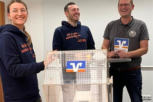 Vor der Auslosung ist die Laune noch prächtig: Chiara Tregel, Felipe Galvez Rodriguez und BSV-Vorsitzender Christoph Winck.