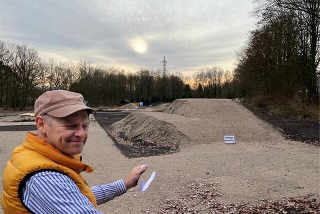 Bauhofleiter Gerold Schmelter an der Baustelle für den neuen Dirtpark in Oer-Erkenschwick.
