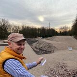 Bauhofleiter Gerold Schmelter an der Baustelle für den neuen Dirtpark in Oer-Erkenschwick.
