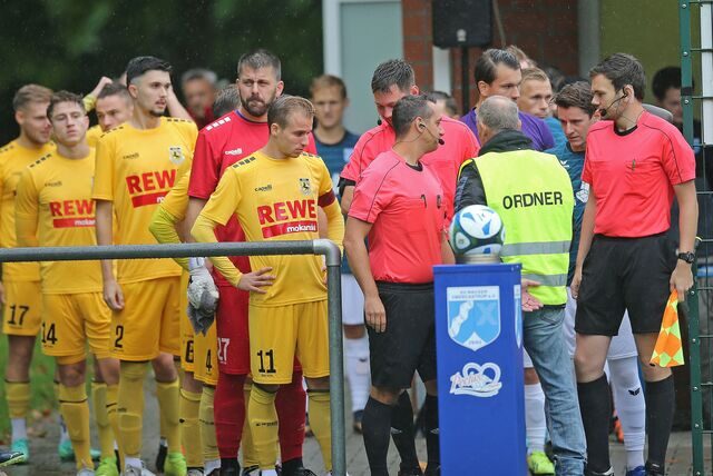 Am sechsten Westfalenliga-Spieltag kam der DSC Wanne (gelbe Trikots) beim SV Wacker Obercastrop zu einem 1:1. In der Rückrunde ist Coach beim DSC auf der Bank.